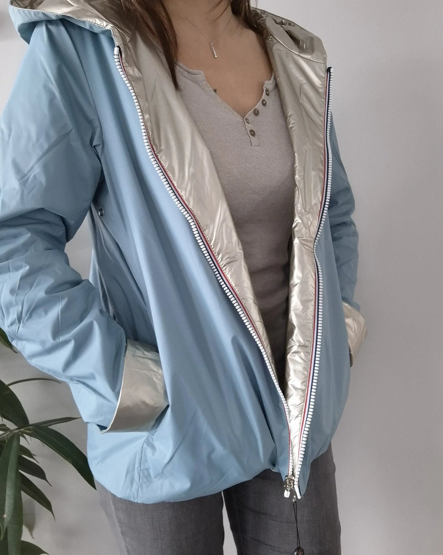 Manteau réversible court bleu ciel et doré Laura Jo mi-saison ouvert, porté par une femme, intérieur doré visible