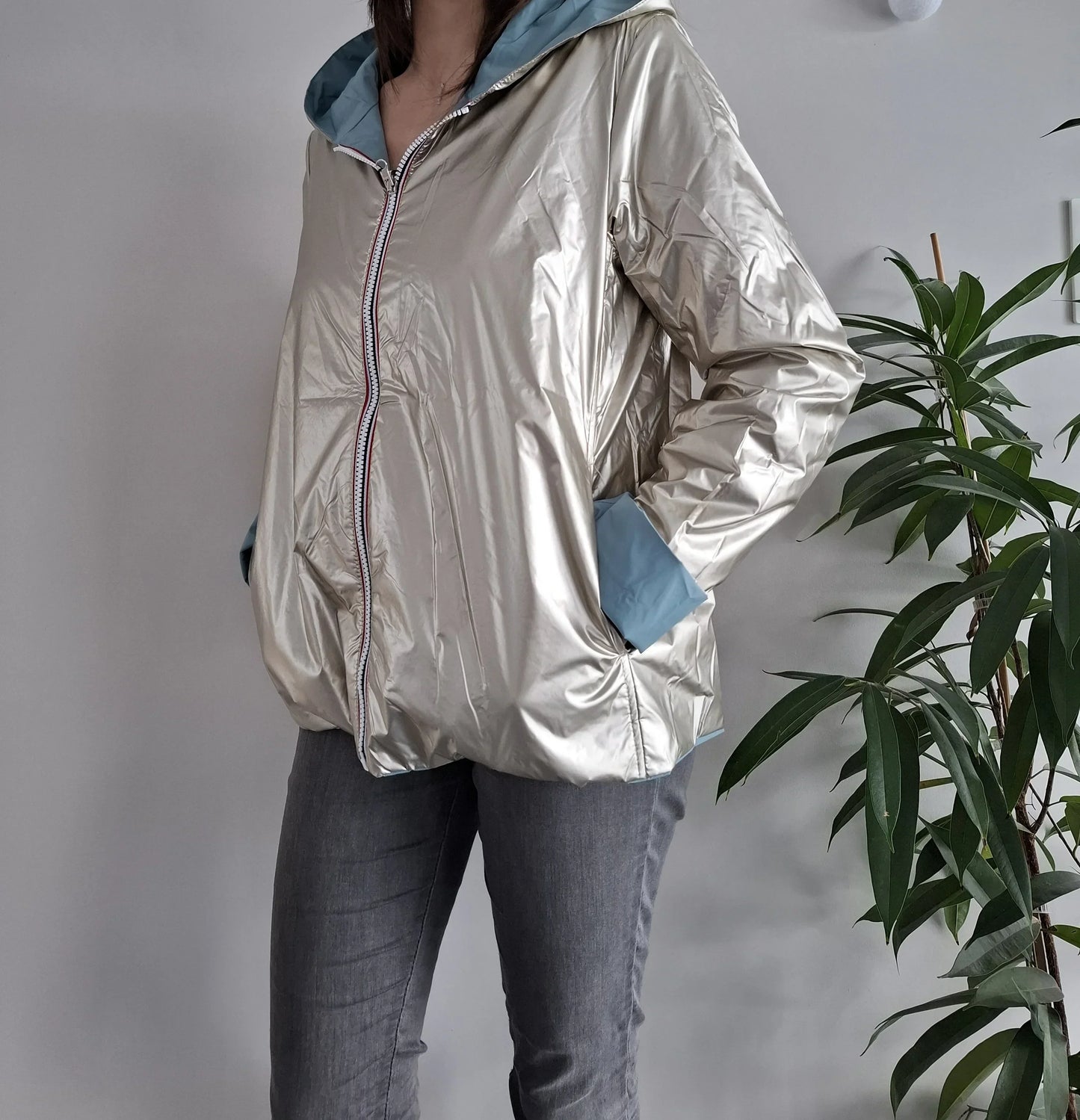 Manteau réversible court bleu ciel doré Laura Jo porté côté doré métallisé, mi-saison avec capuche et fermeture éclair
