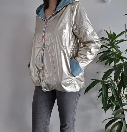 Manteau réversible court bleu ciel doré Laura Jo porté côté doré métallisé, mi-saison avec capuche et fermeture éclair