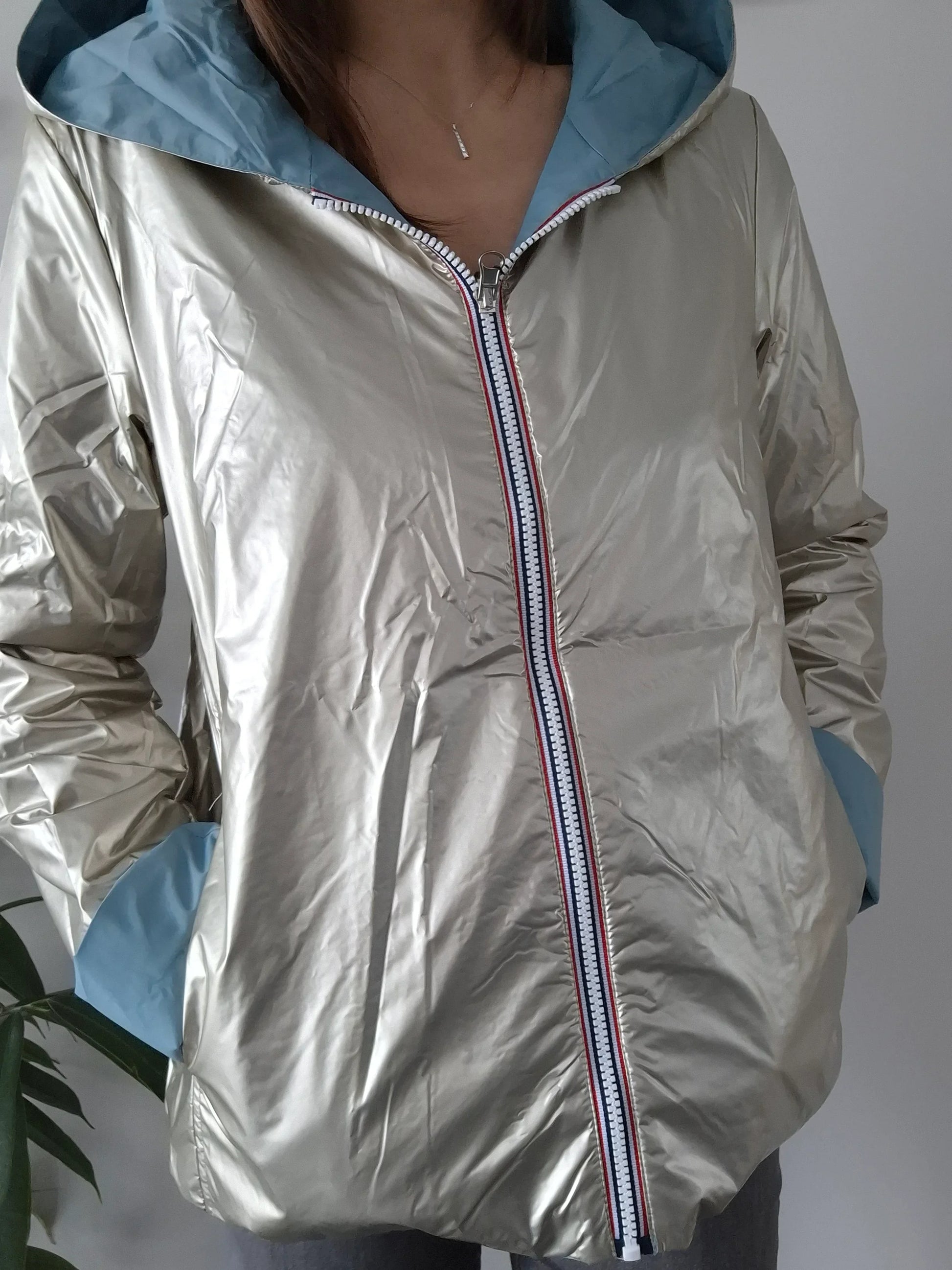 Manteau réversible court bleu ciel et doré Laura Jo avec capuche et fermeture éclair tricolore, mi-saison