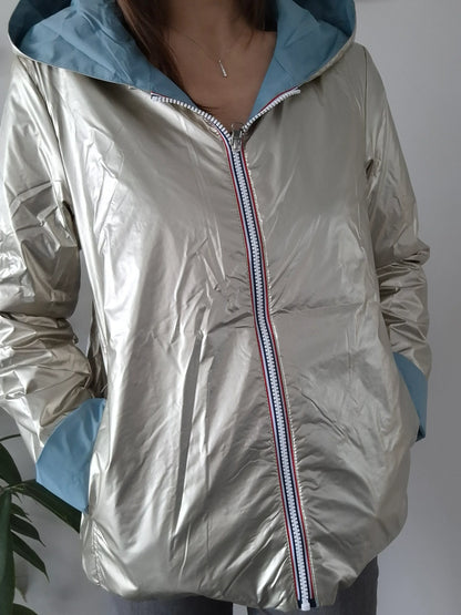Manteau réversible court bleu ciel et doré Laura Jo avec capuche et fermeture éclair tricolore, mi-saison
