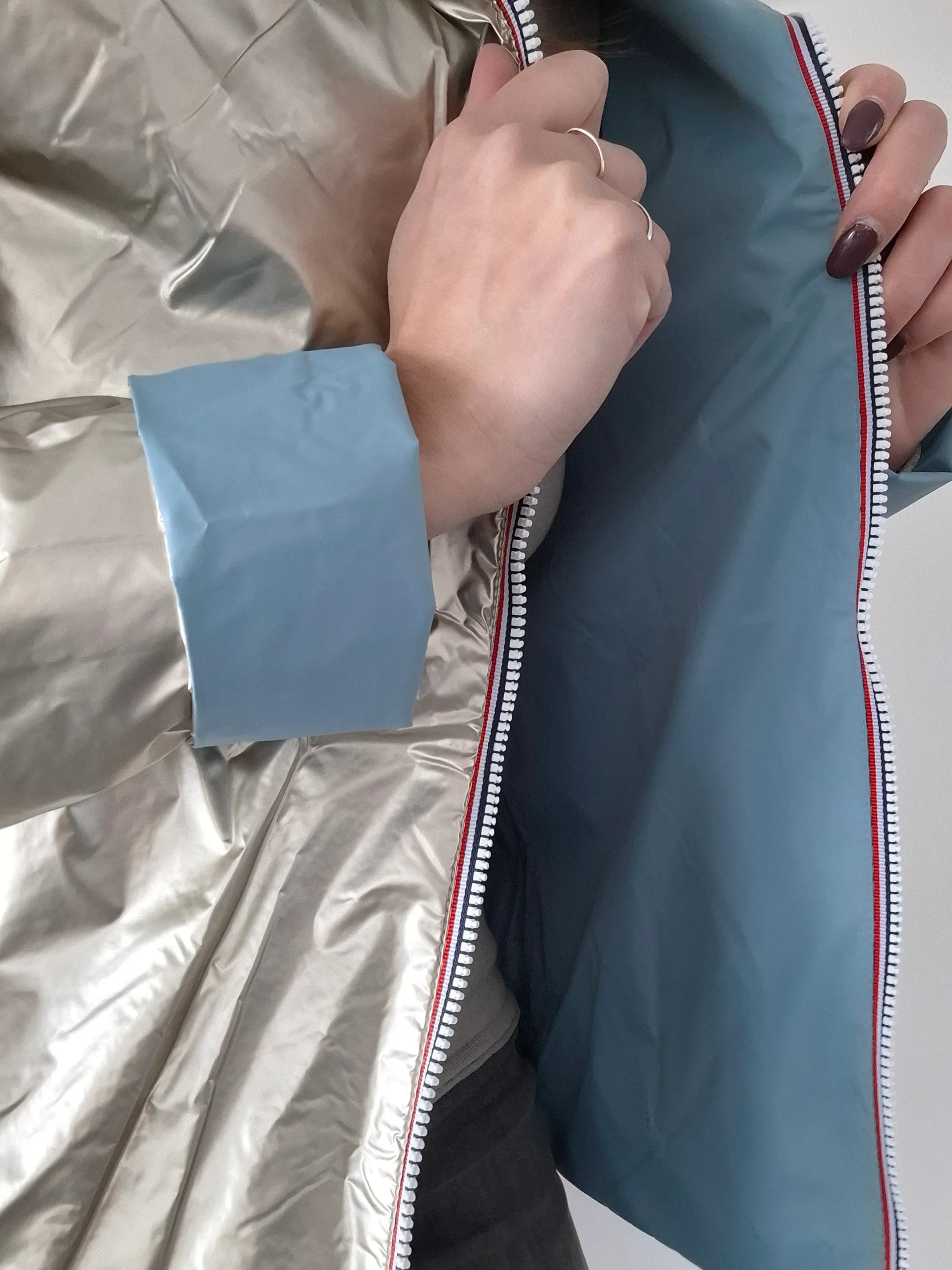 Détail zip du manteau réversible court bleu ciel et doré Laura Jo, côtés bleu et doré visibles