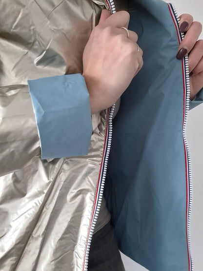 Détail zip du manteau réversible court bleu ciel et doré Laura Jo, côtés bleu et doré visibles