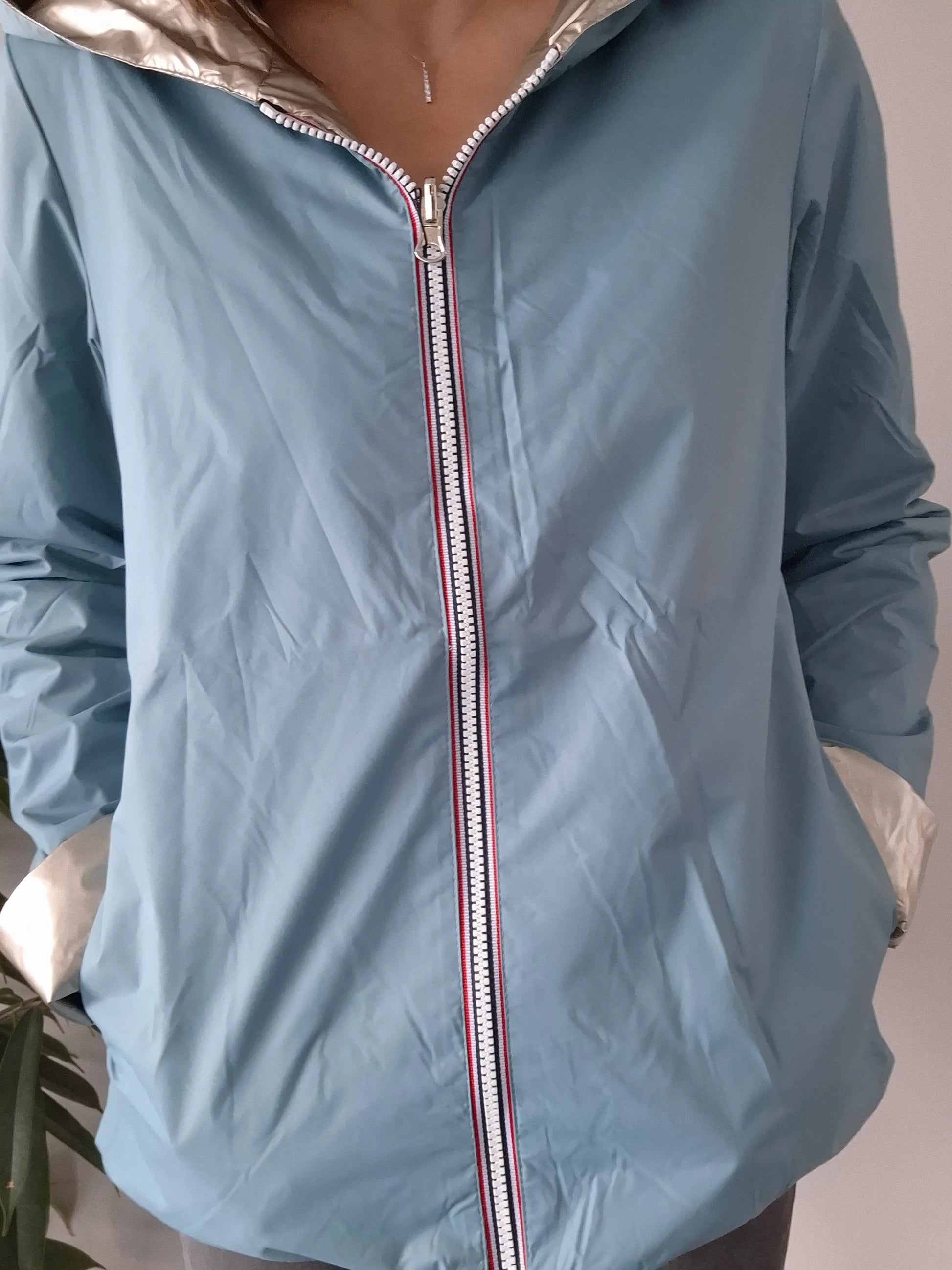 Manteau réversible court bleu ciel et doré Laura Jo mi-saison avec fermeture éclair tricolore