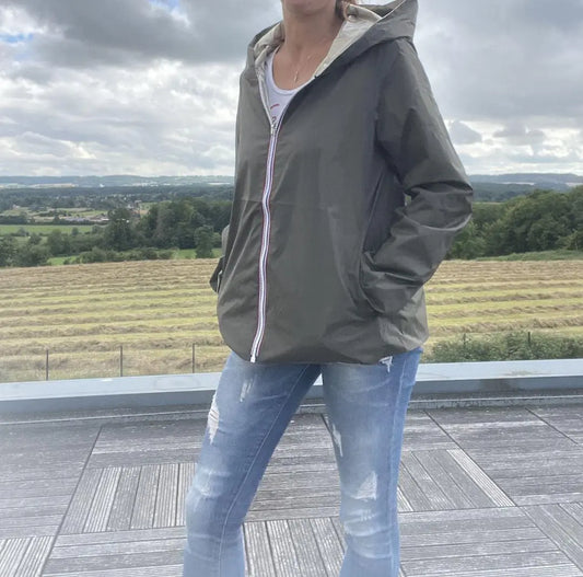 Imperméable réversible court Laura Jo kaki et doré, veste légère mi-saison, avec capuche et fermeture éclair visible.