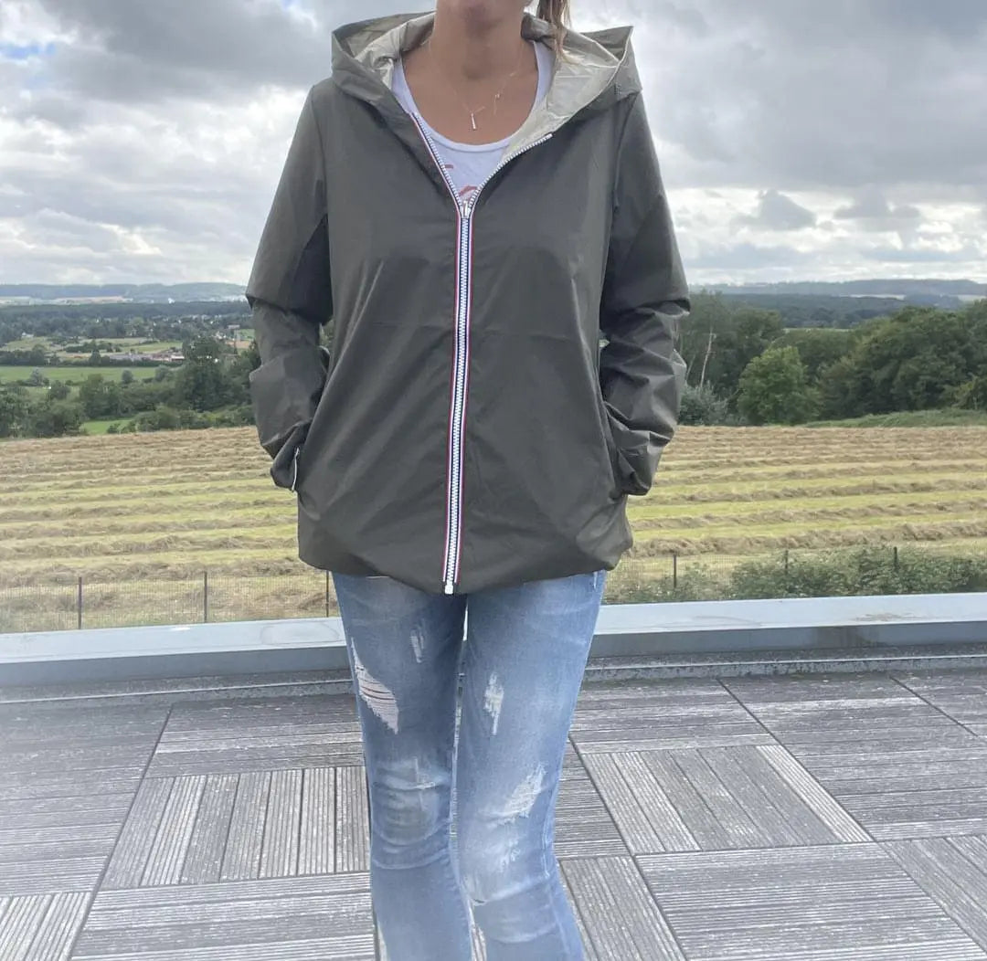 Imperméable réversible court Laura Jo kaki et doré, veste mi-saison légère avec capuche, pour femmes, vue de face.