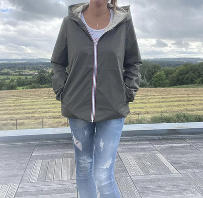 Imperméable réversible court Laura Jo kaki et doré, veste mi-saison légère avec capuche, pour femmes, vue de face.