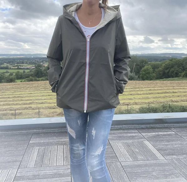 Imperméable réversible court Laura Jo kaki et doré, veste mi-saison légère avec capuche, pour femmes, vue de face.
