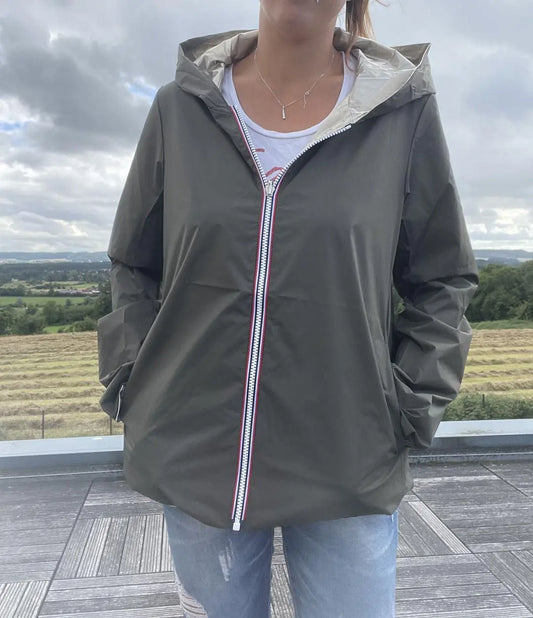Imperméable réversible court Laura Jo kaki et doré, veste légère mi-saison, vue de face, détails du tissu et design.