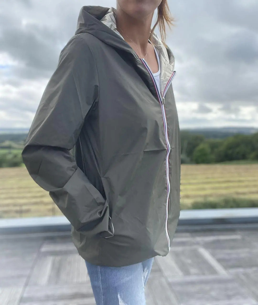 Veste légère réversible Laura Jo, imperméable court kaki et doré, idéale pour la mi-saison, vue sur le mannequin.