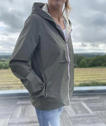 Veste légère réversible Laura Jo, imperméable court kaki et doré, idéale pour la mi-saison, vue sur le mannequin.