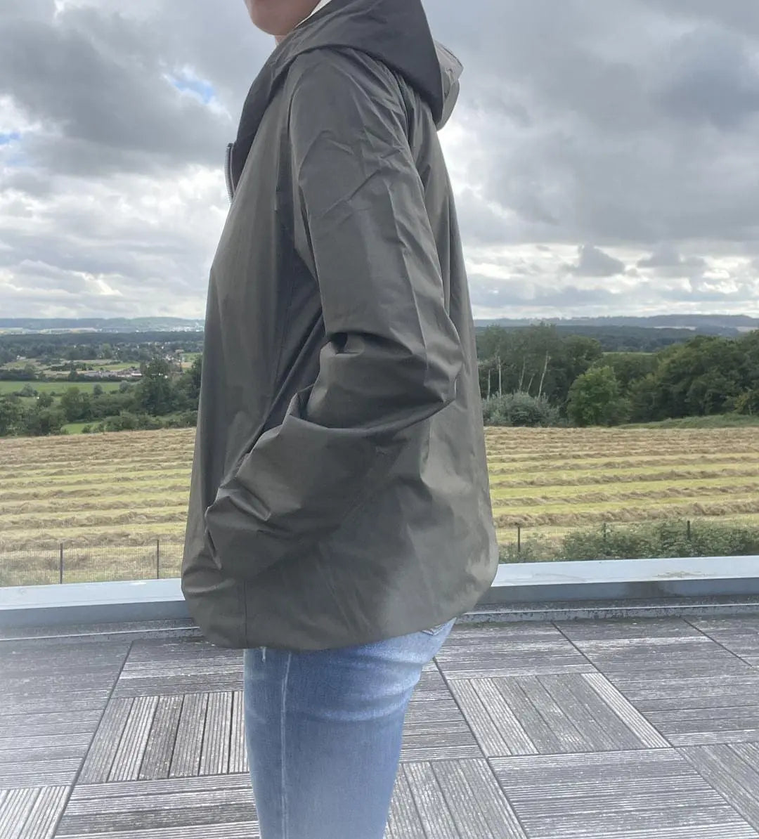 Imperméable réversible court Laura Jo kaki et doré, veste légère mi-saison, sans doublure, porté sur mannequin.