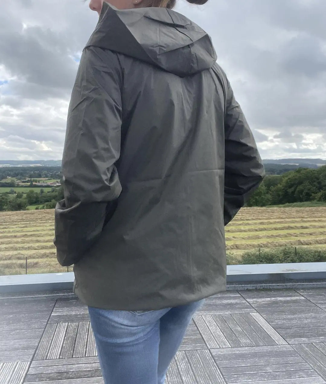 Imperméable réversible court Laura Jo kaki et doré, veste légère mi-saison, vue de face avec fermeture éclair et poches.