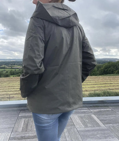 Imperméable réversible court Laura Jo kaki et doré, veste légère mi-saison, vue de face avec fermeture éclair et poches.