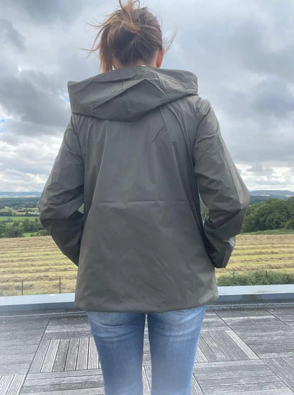 Imperméable réversible court Laura Jo, veste légère kaki doré, sans garnissage, pour la saison mi-saison, porté ouvert.