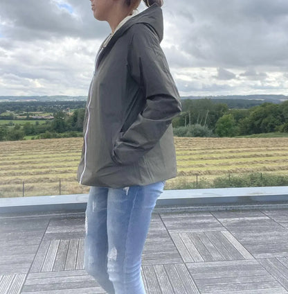 Imperméable réversible court Laura Jo kaki et doré, veste légère mi-saison, sans doublure, vue de l'avant.