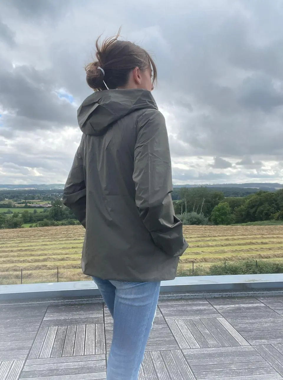 Imperméable réversible court Laura Jo kaki et doré, veste légère mi-saison sans garnissage, pour femme, vue de face.