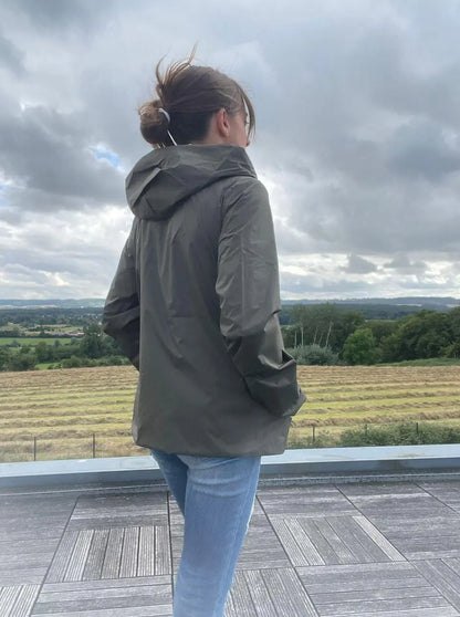 Imperméable réversible court Laura Jo kaki et doré, veste légère mi-saison sans garnissage, pour femme, vue de face.