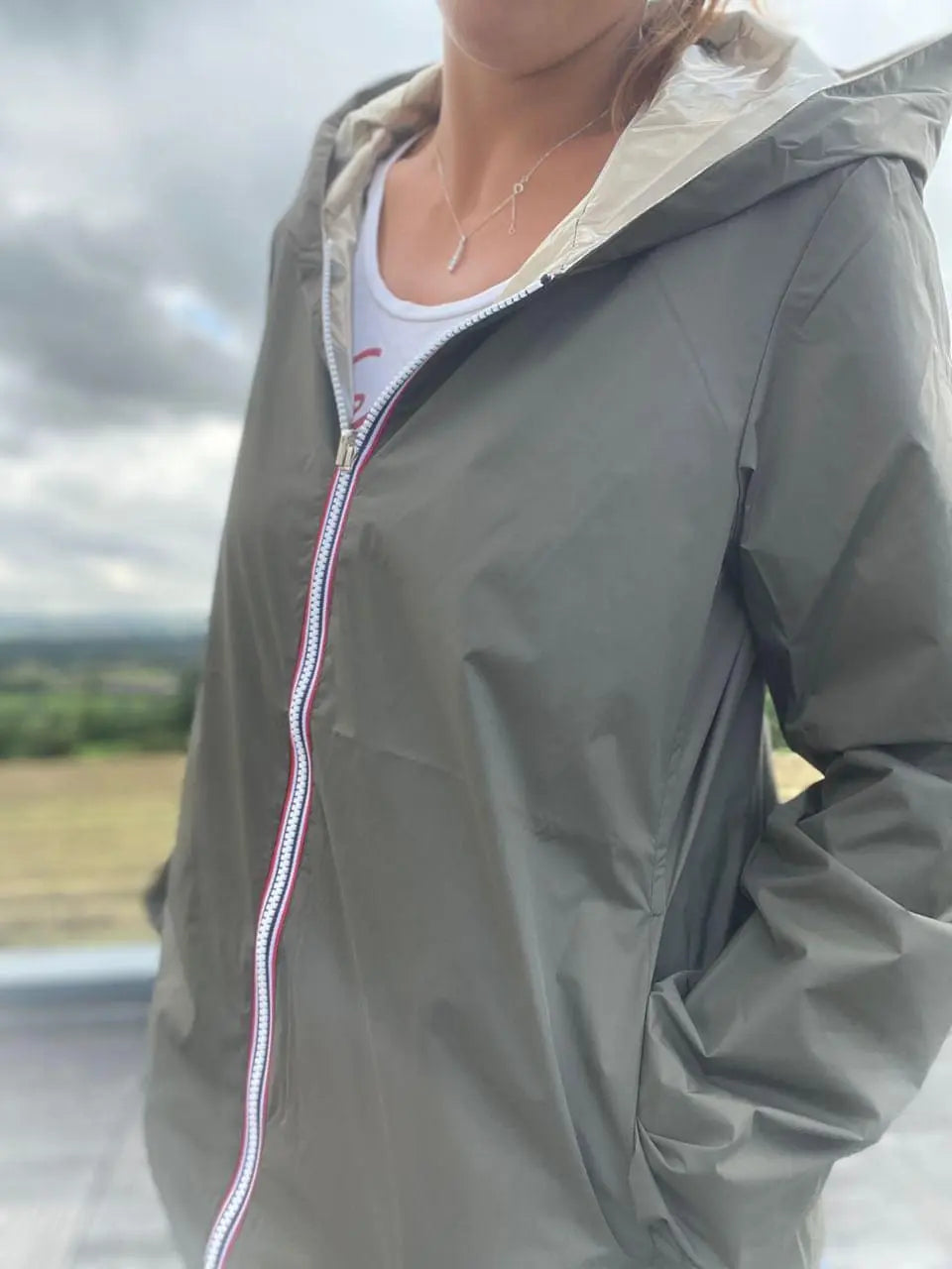 Imperméable réversible court Laura Jo kaki et doré, veste légère mi-saison, idéale pour la pluie et la transition saisonnière.