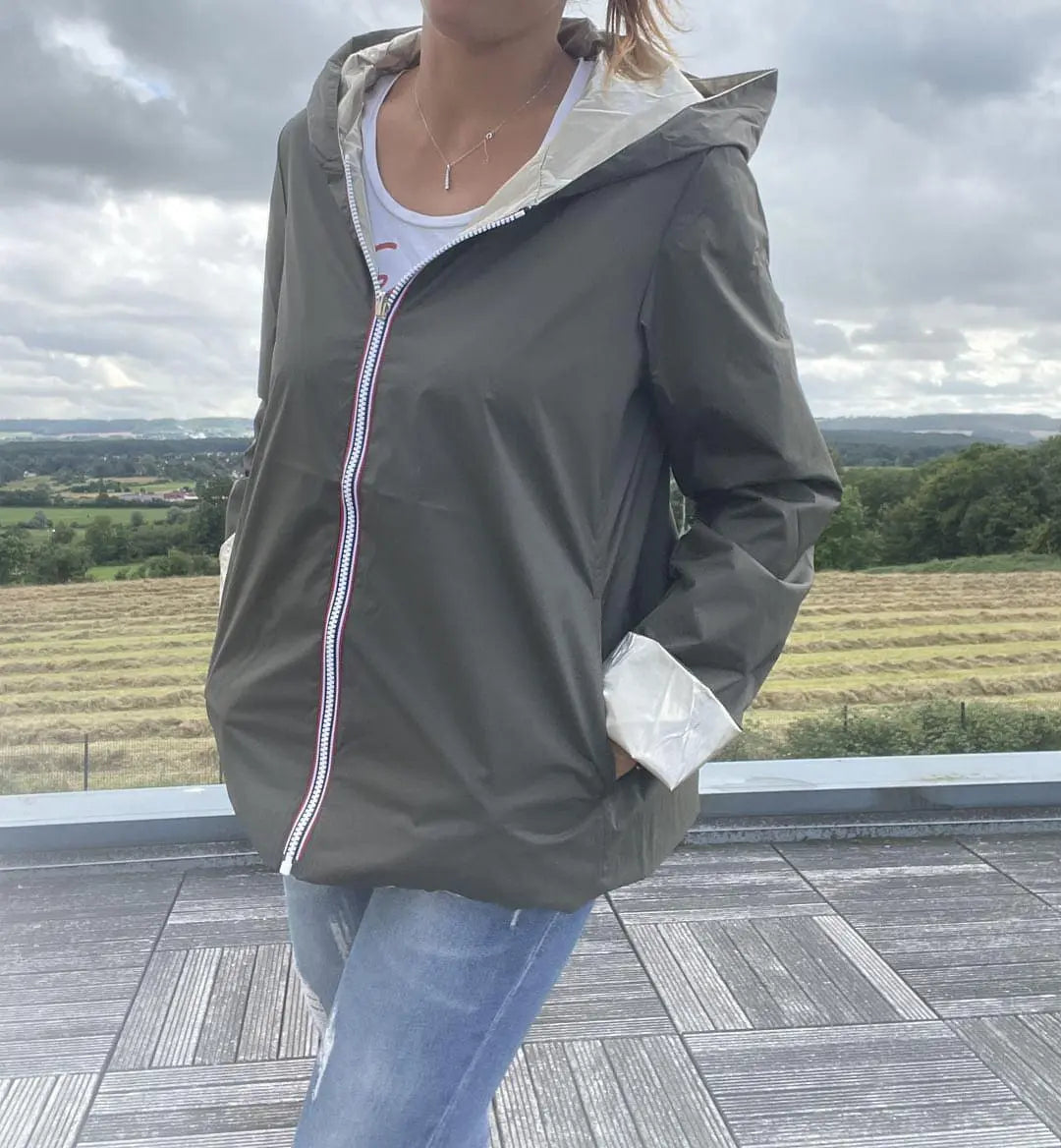 Imperméable réversible court Laura Jo kaki et doré, veste légère mi-saison sans garnissage, pour femme.