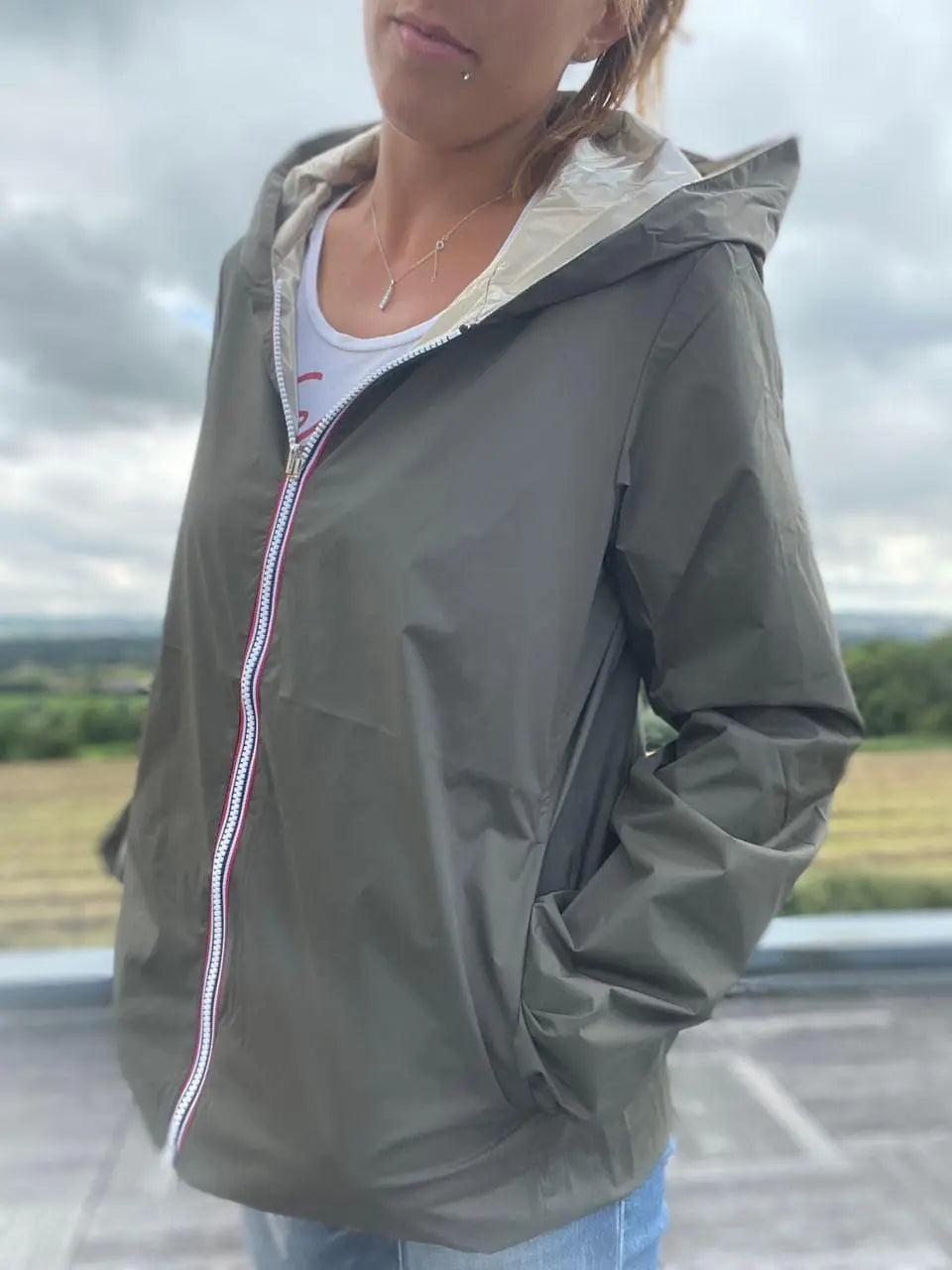 Imperméable réversible court Laura Jo kaki et doré, veste légère mi-saison, tissu imperméable, look élégant et pratique.