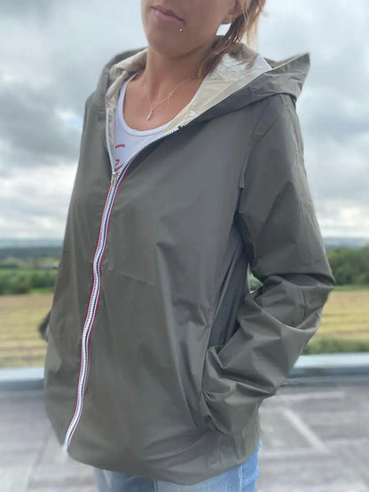 Imperméable réversible court Laura Jo kaki et doré, veste légère mi-saison, tissu imperméable, look élégant et pratique.