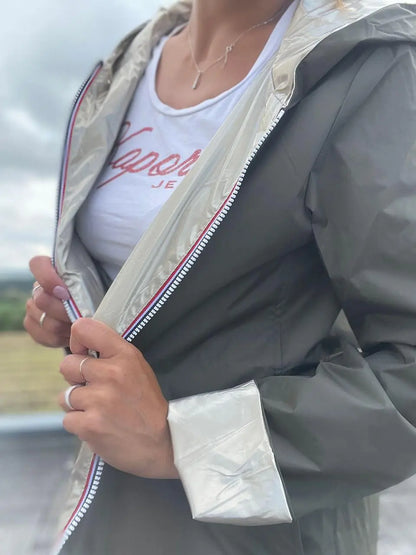 Imperméable réversible court Laura Jo, veste légère mi-saison kaki et doré, sans doublure, portée en extérieur.