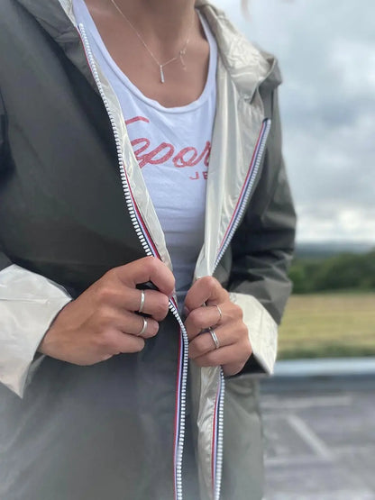 Imperméable réversible court Laura Jo kaki et doré, veste légère mi-saison, sans garnissage, vue de face sur fond neutre.