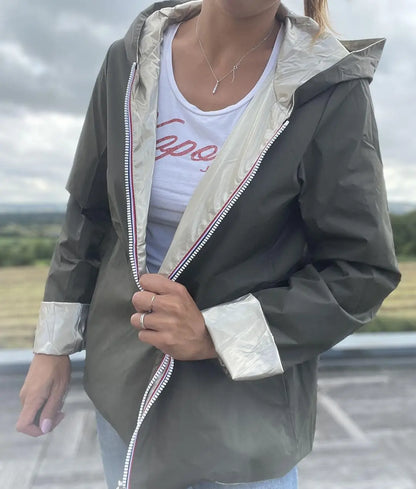 Imperméable réversible court Laura Jo kaki et doré, veste légère mi-saison, sans garnissage, pour femme.
