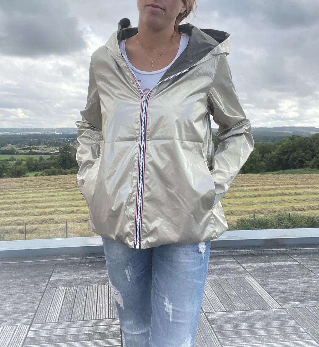 Imperméable réversible court Laura Jo kaki et doré, veste légère mi-saison, vue de face sur fond blanc
