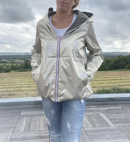 Imperméable réversible court Laura Jo kaki et doré, veste légère mi-saison, vue de face sur fond blanc