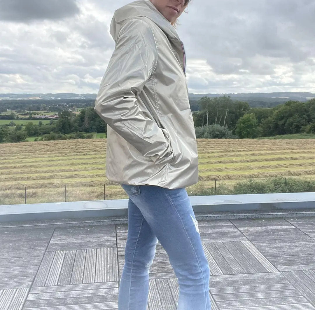 Imperméable réversible court Laura Jo en kaki et doré, veste légère mi-saison, sans doublure, visible en détail dans l'image.