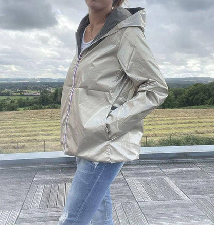 Imperméable réversible court Laura Jo kaki et doré, veste légère mi-saison, adapté pour un style pratique et élégant.