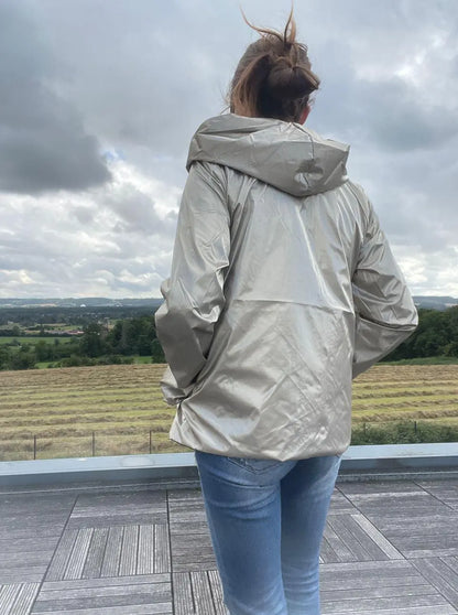 Imperméable réversible court Laura Jo kaki et doré, veste légère mi-saison, vue de face, sans garnissage, style moderne.