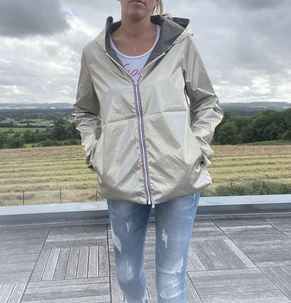 Imperméable réversible court Laura Jo kaki et doré, veste légère mi-saison, sans garnissage, porté sur mannequin.