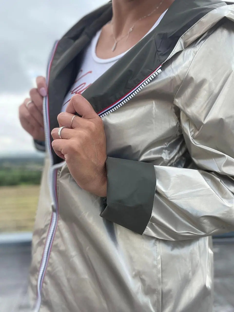 Imperméable réversible court Laura Jo kaki et doré, veste légère mi-saison, vue de face avec fermeture et capuche.