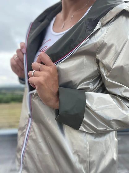 Imperméable réversible court Laura Jo kaki et doré, veste légère mi-saison, vue de face avec fermeture et capuche.