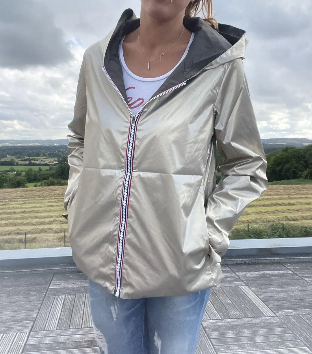 Imperméable réversible court Laura Jo kaki et doré, veste légère mi-saison, sans doublure, porté sur un mannequin.