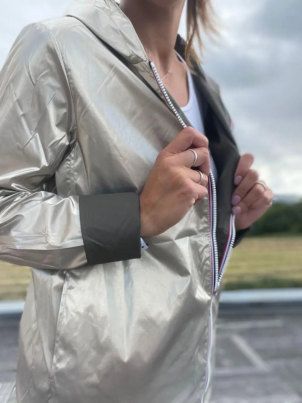 Imperméable réversible court Laura Jo, veste légère mi-saison kaki et doré, visible avec ses deux côtés colorés.