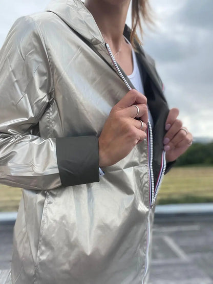 Imperméable réversible court Laura Jo, veste légère mi-saison kaki et doré, visible avec ses deux côtés colorés.