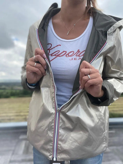 Imperméable réversible court Laura Jo kaki et doré, veste légère mi-saison, sans garnissage, porté en extérieur.