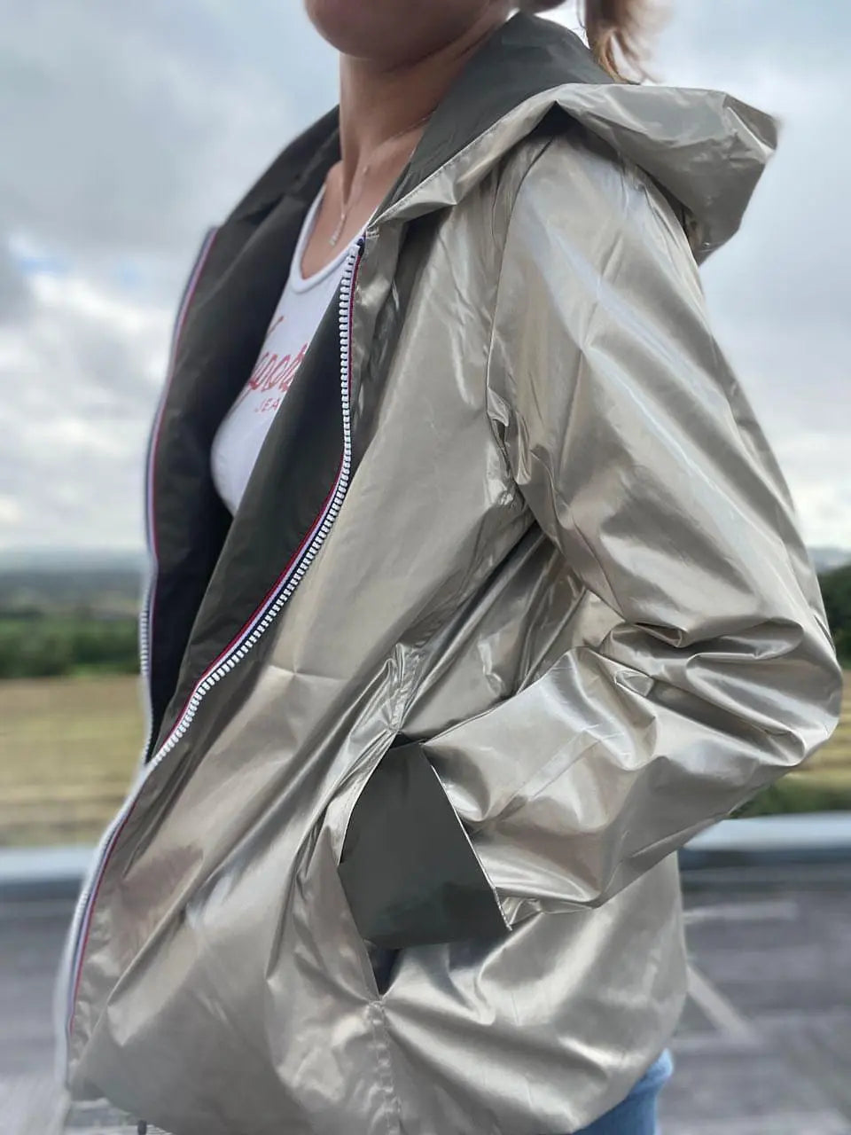 Imperméable réversible court Laura Jo kaki doré, veste légère mi-saison, tissu imperméable sans garnissage, mode et pratique.