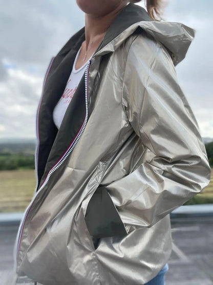 Imperméable réversible court Laura Jo kaki doré, veste légère mi-saison, tissu imperméable sans garnissage, mode et pratique.