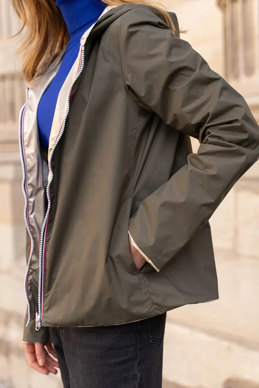 Imperméable réversible court Laura Jo kaki et doré, veste légère mi-saison, sans garnissage, vue de face.