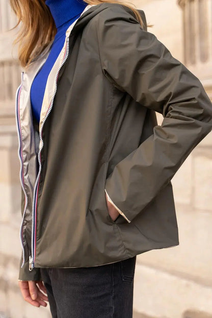 Imperméable réversible court Laura Jo kaki et doré, veste légère mi-saison, sans garnissage, vue de face.