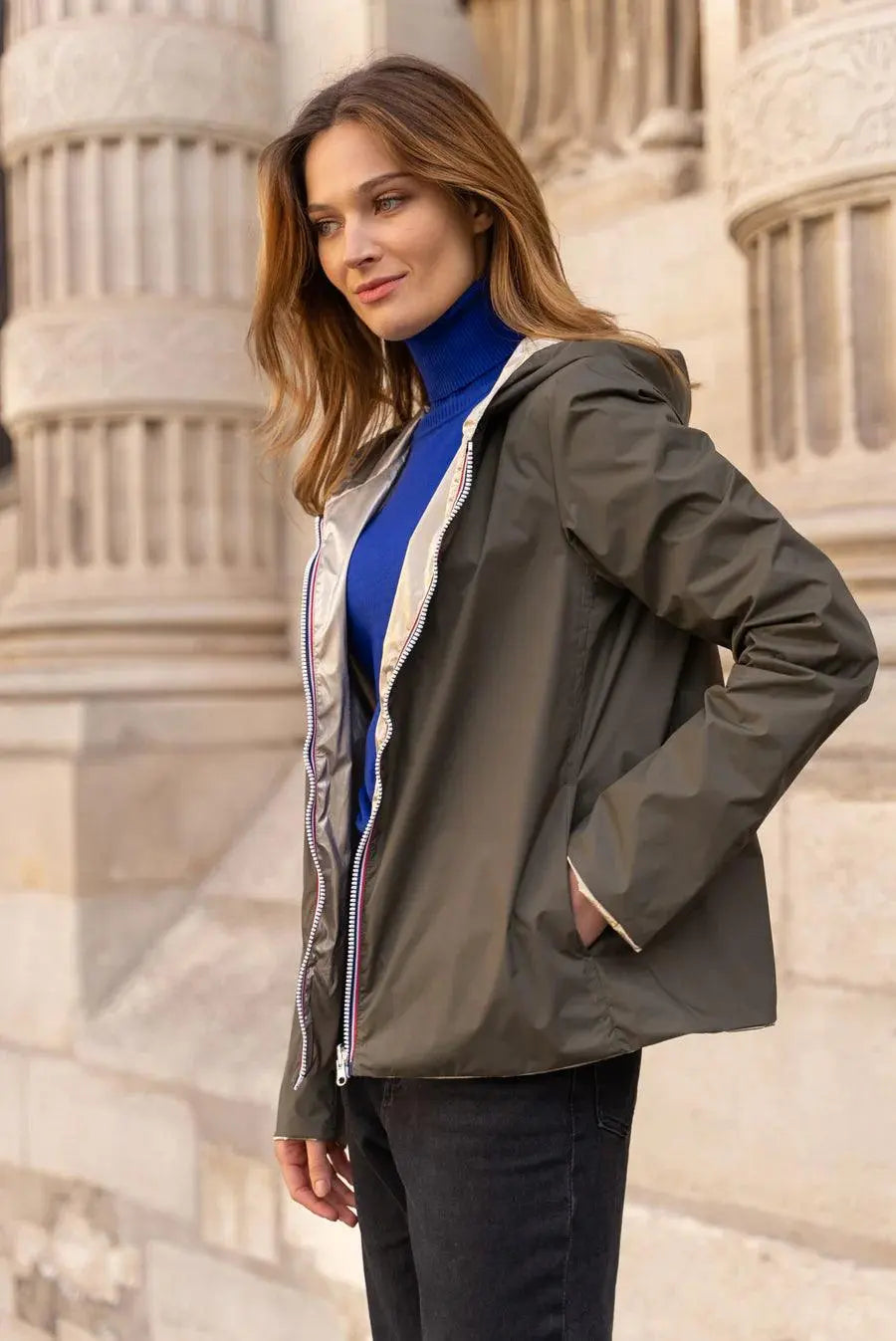 Imperméable réversible court Laura Jo kaki et doré, veste légère mi-saison, vue de face, sans garnissage, tissu imperméable.