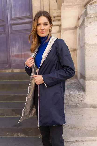 Imperméable réversible long Laura Jo bleu marine et doré, manteau élégant avec finition brillante, vue de face.