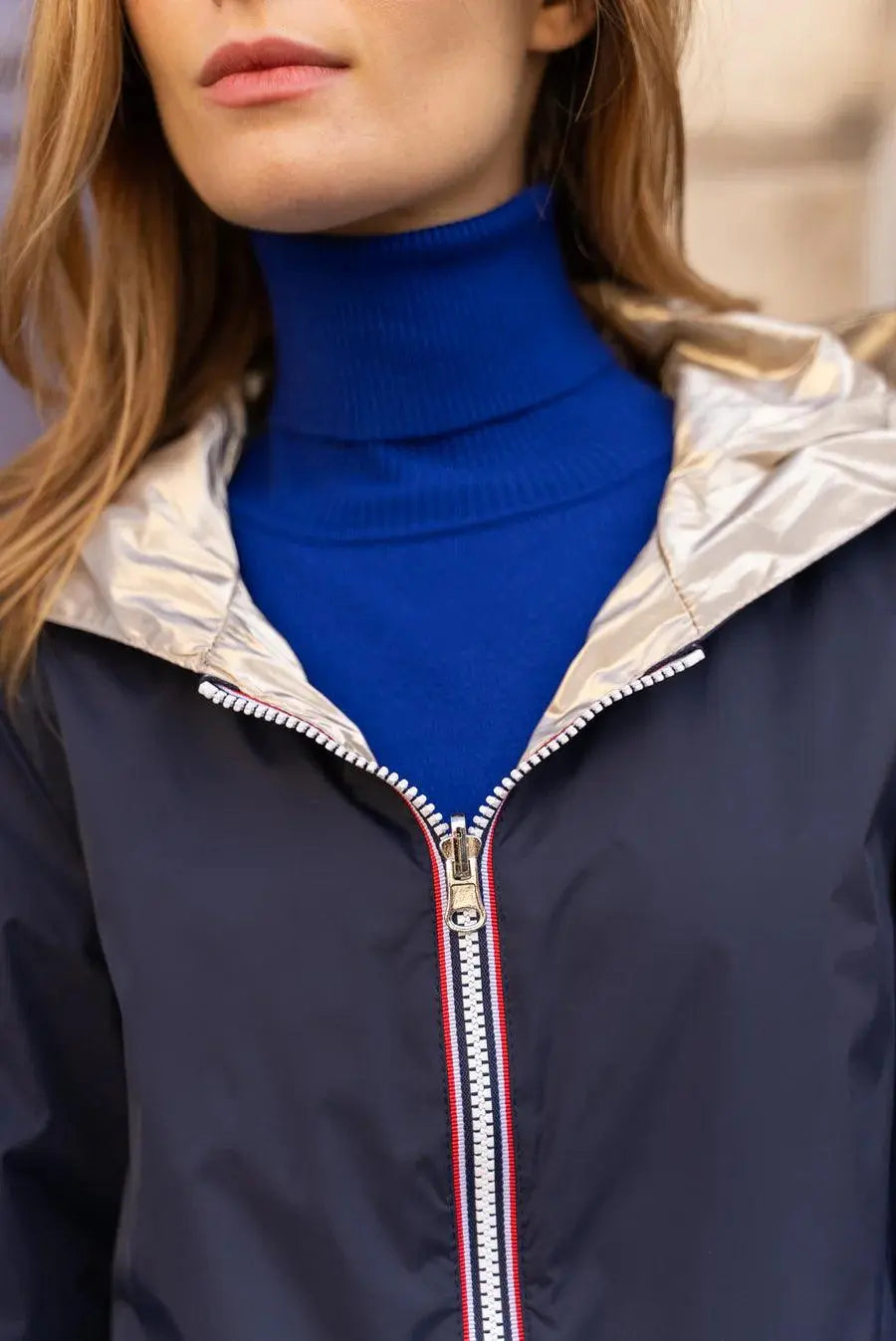 Manteau imperméable réversible Laura Jo long bleu marine et doré, veste élégante pour femme, vue de face.