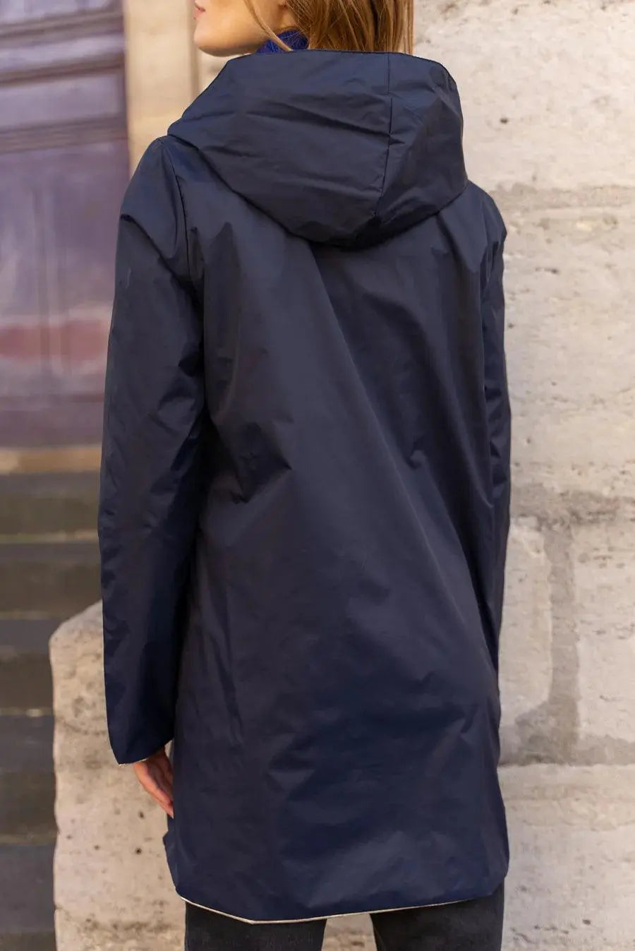 Imperméable réversible Laura Jo long bleu marine et doré, manteau élégant avec doublure contrastée, porté en extérieur.