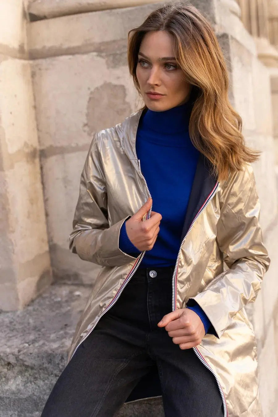 Imperméable réversible long Laura Jo en bleu marine et doré, manteau élégant et pratique pour la pluie et la mode.
